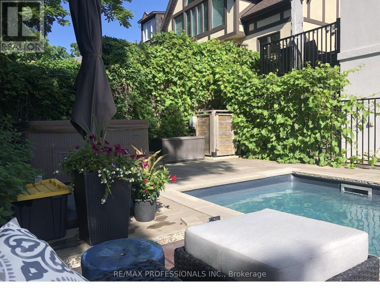 12 Walford Road, Toronto, Ontario  M8X 2P1 - Photo 3 - W12759510