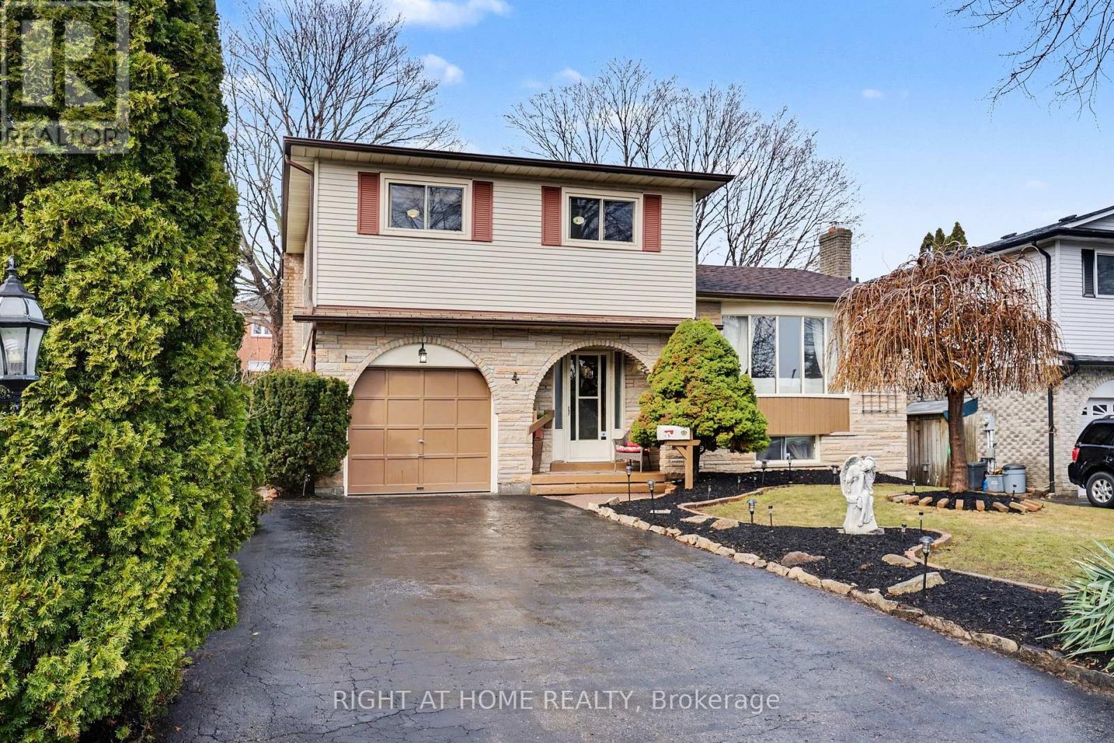 4 Falcon Court, Whitby, Ontario  L1N 6V5 - Photo 1 - E12955796