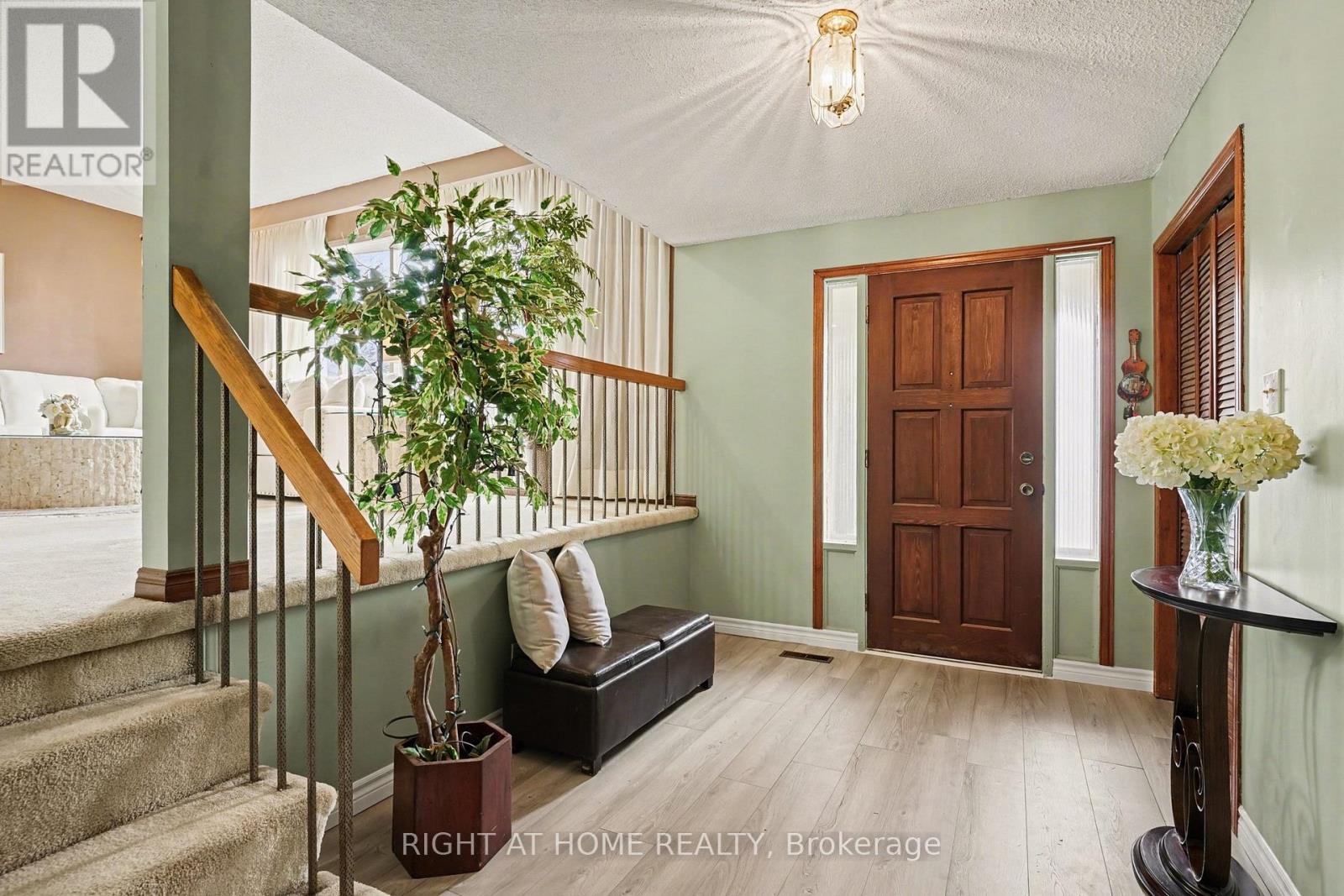 4 Falcon Court, Whitby, Ontario  L1N 6V5 - Photo 2 - E12955796