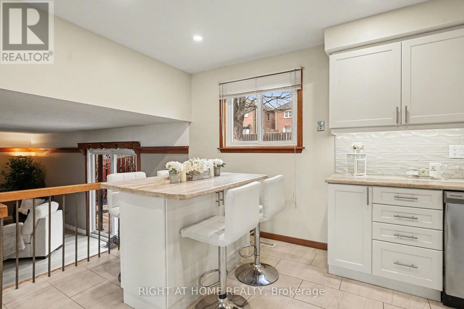 4 Falcon Court, Whitby, Ontario  L1N 6V5 - Photo 6 - E12955796