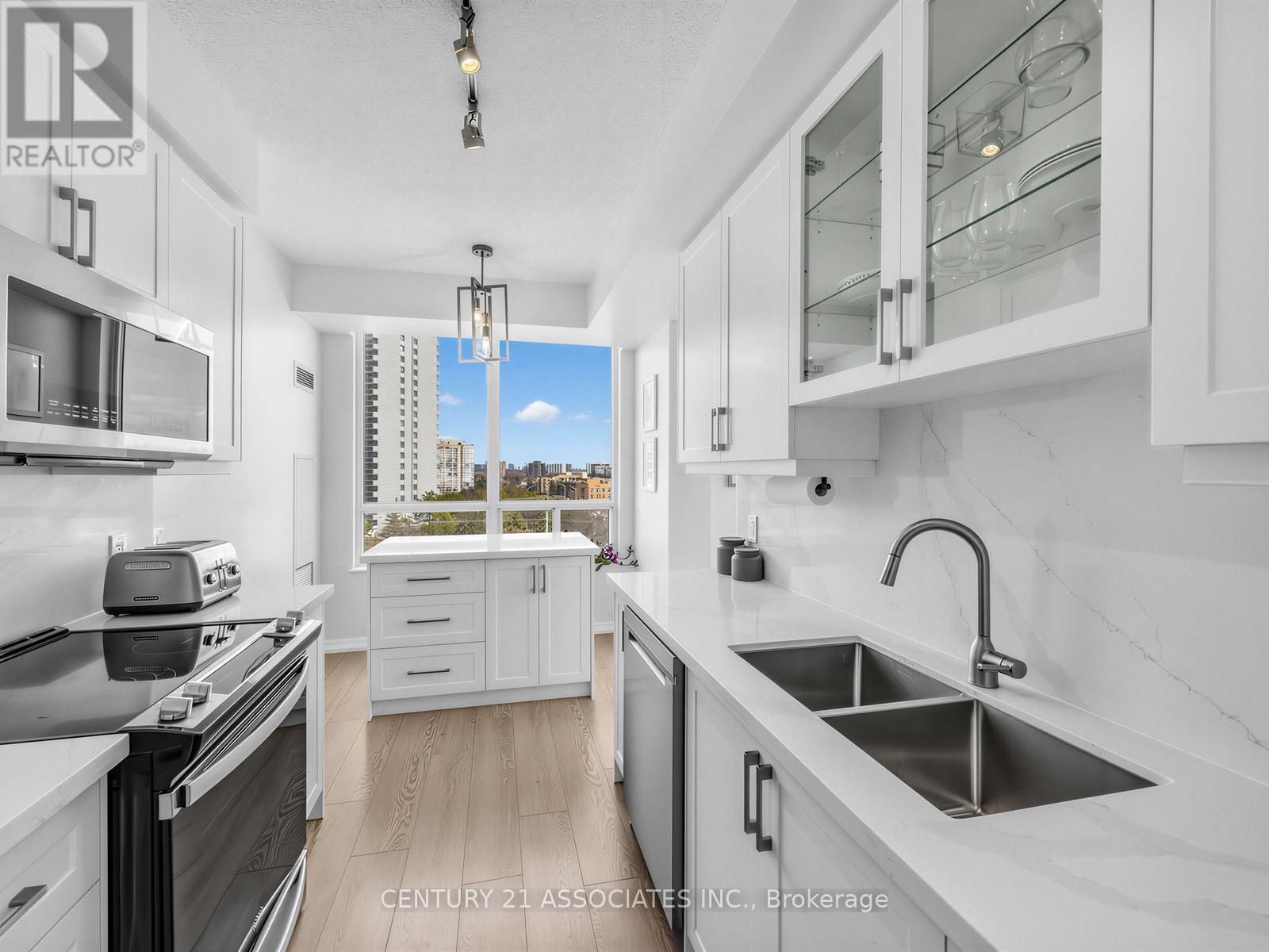 705 - 1359 Rathburn Road E, Mississauga, Ontario  L4W 5P7 - Photo 7 - W12955760