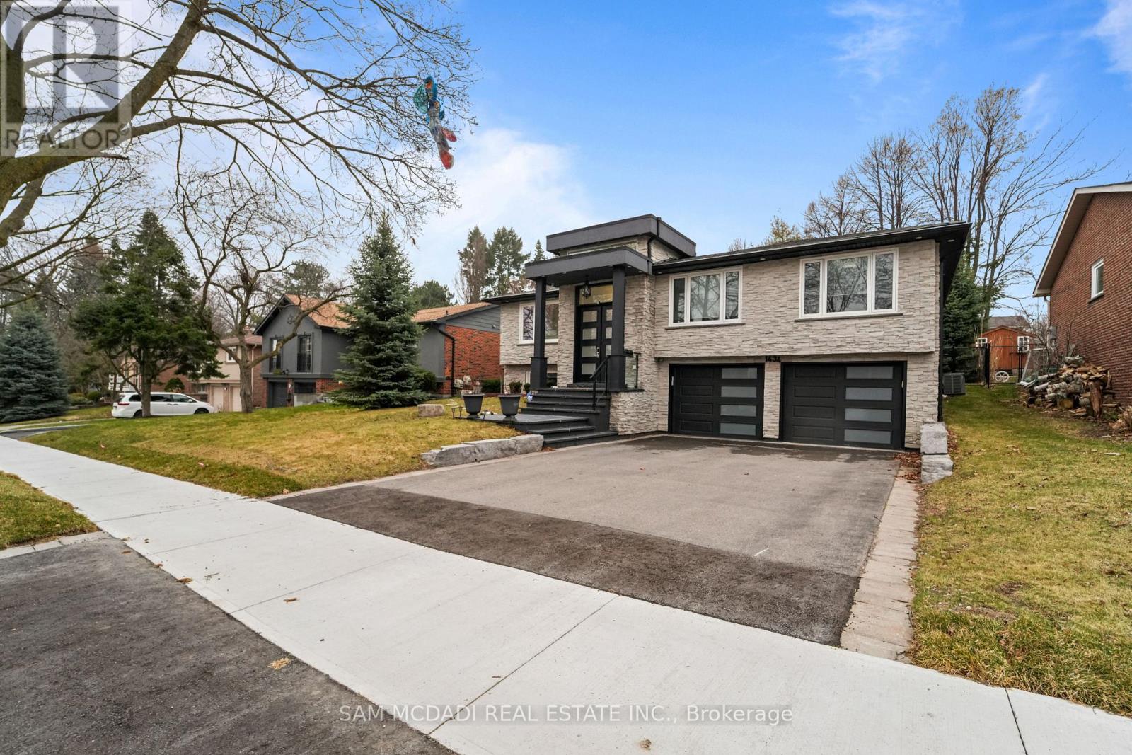 1434 Petrie Way, Mississauga, Ontario  L5J 1G5 - Photo 3 - W12955798