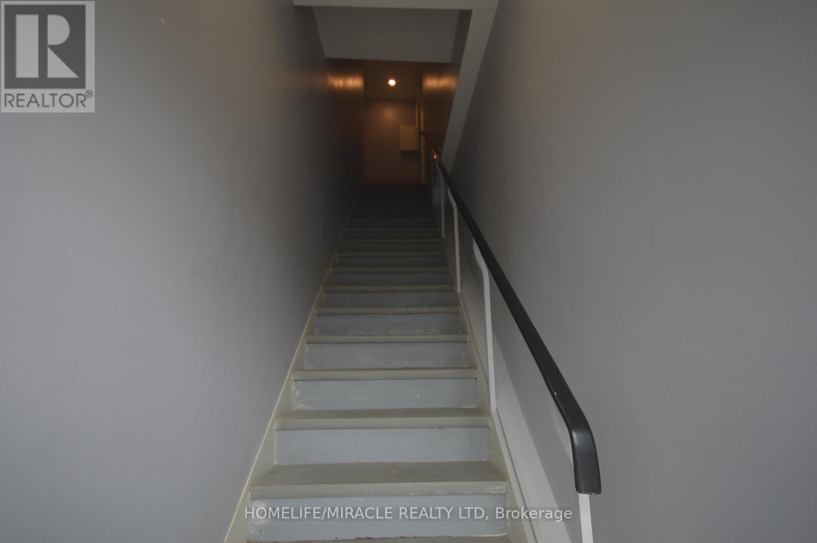 Upper #1 - 64 Holland Street W, Bradford West Gwillimbury, Ontario L3Z 1R8 - Photo 3 - N12937712