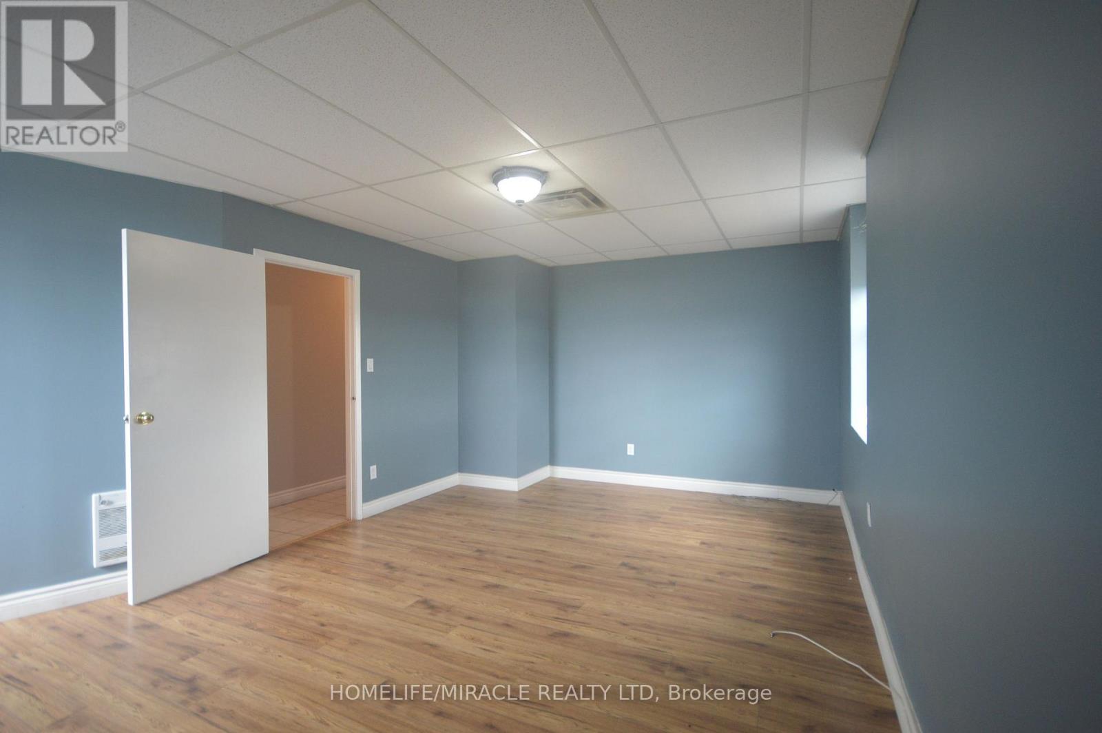 Upper #1 - 64 Holland Street W, Bradford West Gwillimbury, Ontario L3Z 1R8 - Photo 16 - N12937712