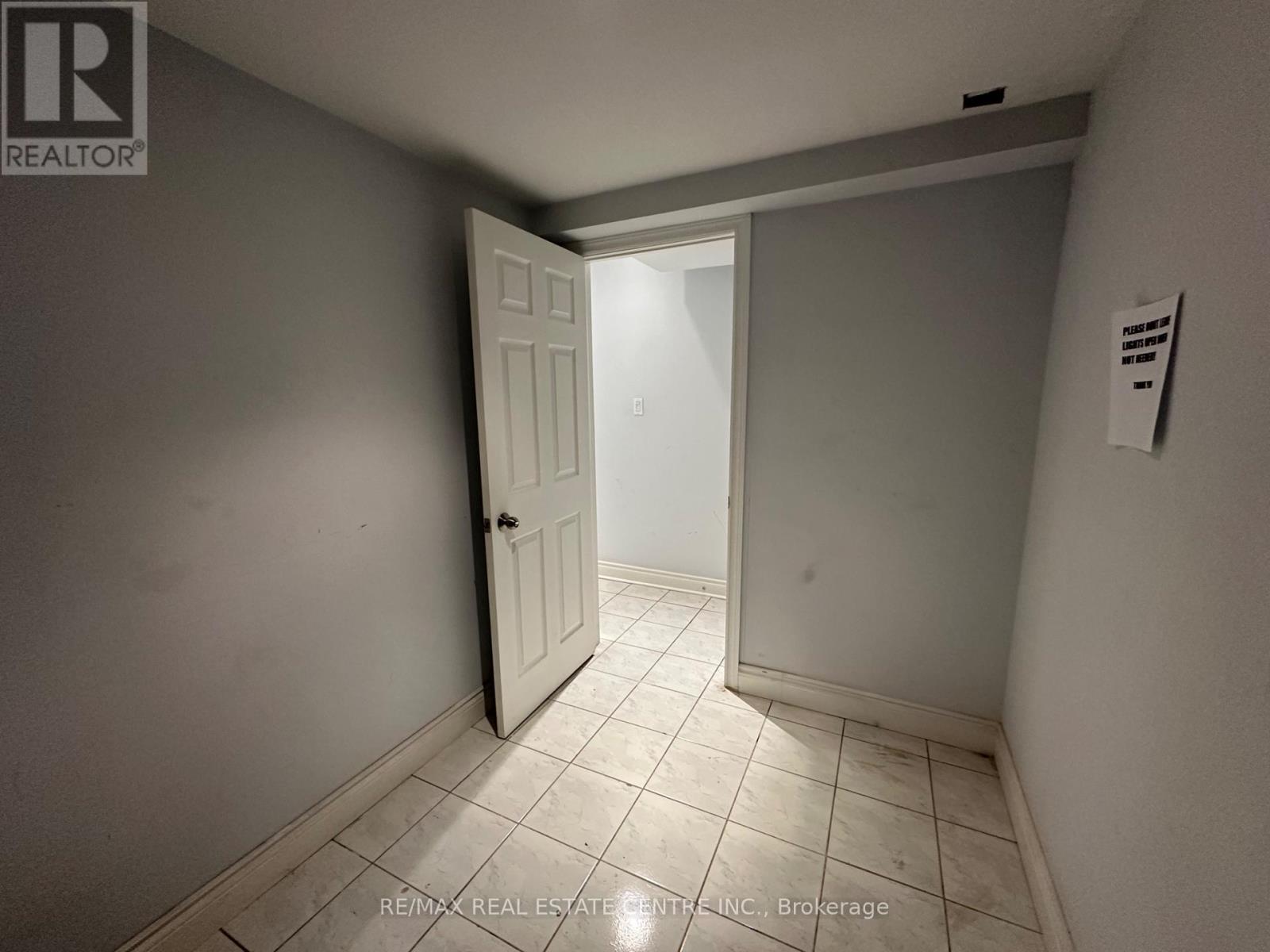 Bsmt - 1876 Grosvenor Place, Mississauga, Ontario  L5L 3V5 - Photo 2 - W12955882