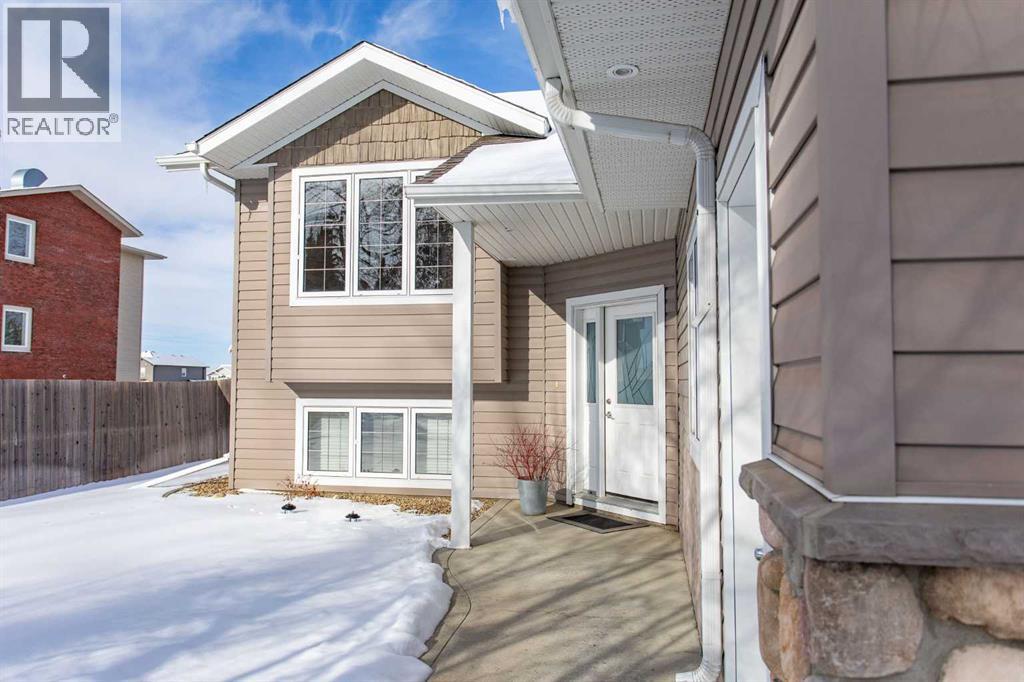 4018 40 Streetclose, Ponoka, Alberta  T4J 0A7 - Photo 2 - A2297585