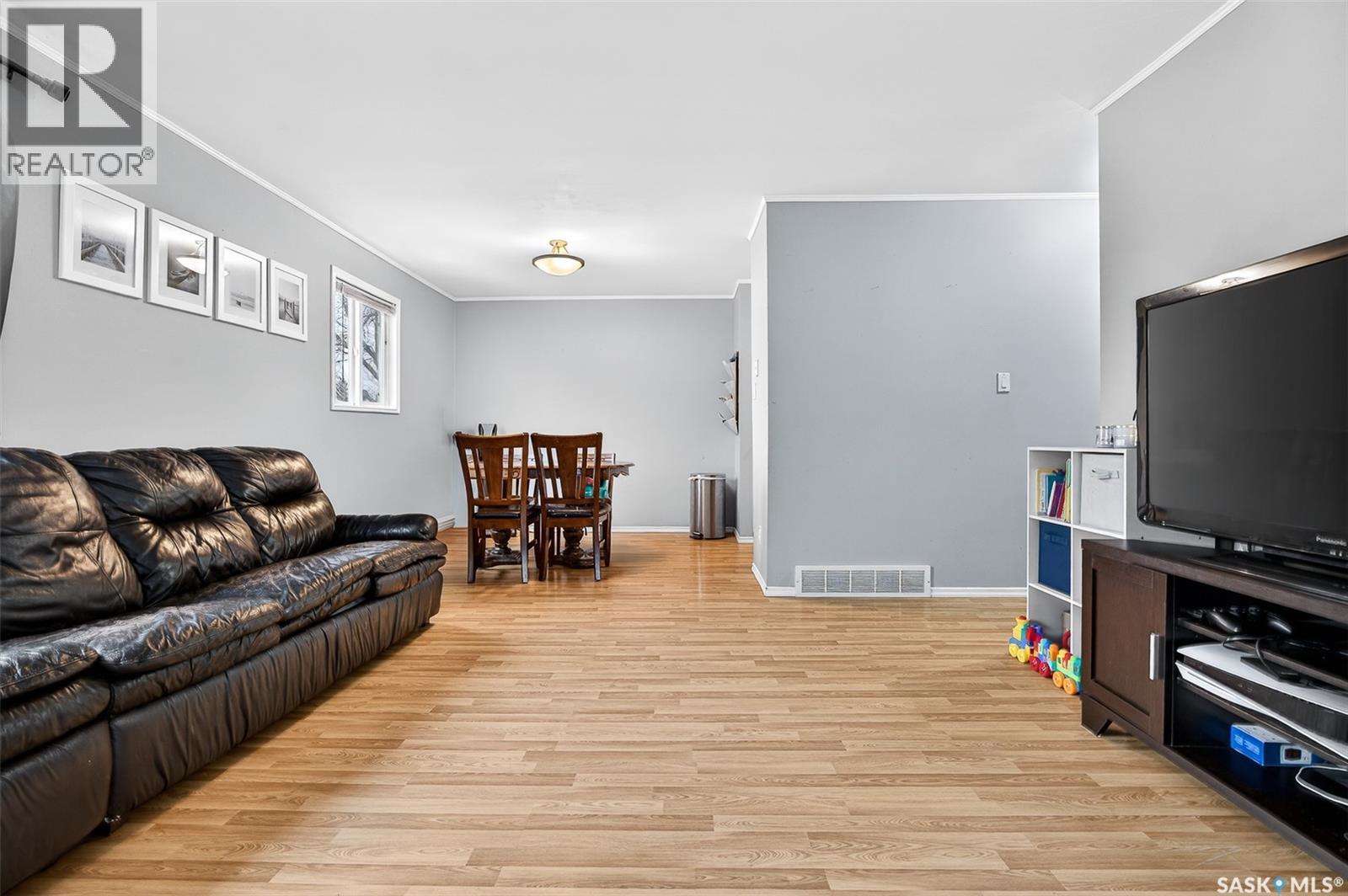 1123 Athabasca Street W, Moose Jaw, Saskatchewan  S6H 2E8 - Photo 3 - SK032047