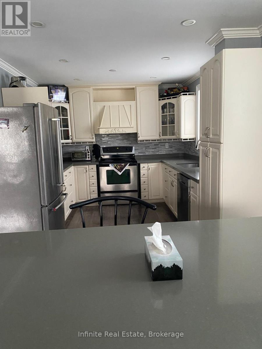 122 Parkview Drive, Orangeville, Ontario L9W 3J3 - Photo 4 - W12475005