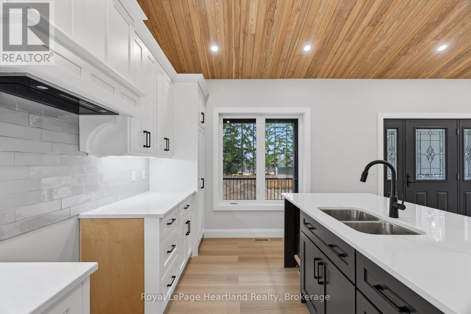 345 Turnberry Street, North Huron, Ontario  N0G 2W0 - Photo 11 - X12955900