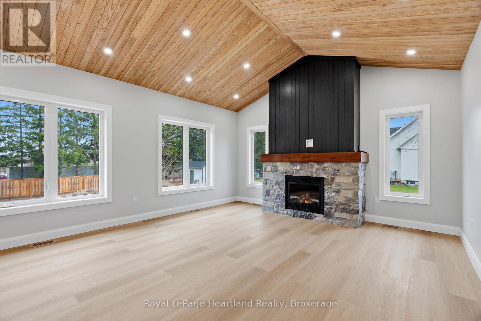 345 Turnberry Street, North Huron, Ontario  N0G 2W0 - Photo 14 - X12955900