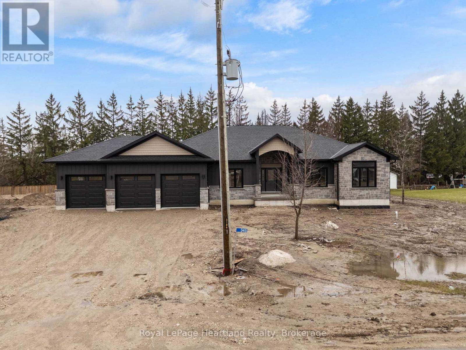 345 Turnberry Street, North Huron, Ontario  N0G 2W0 - Photo 2 - X12955900