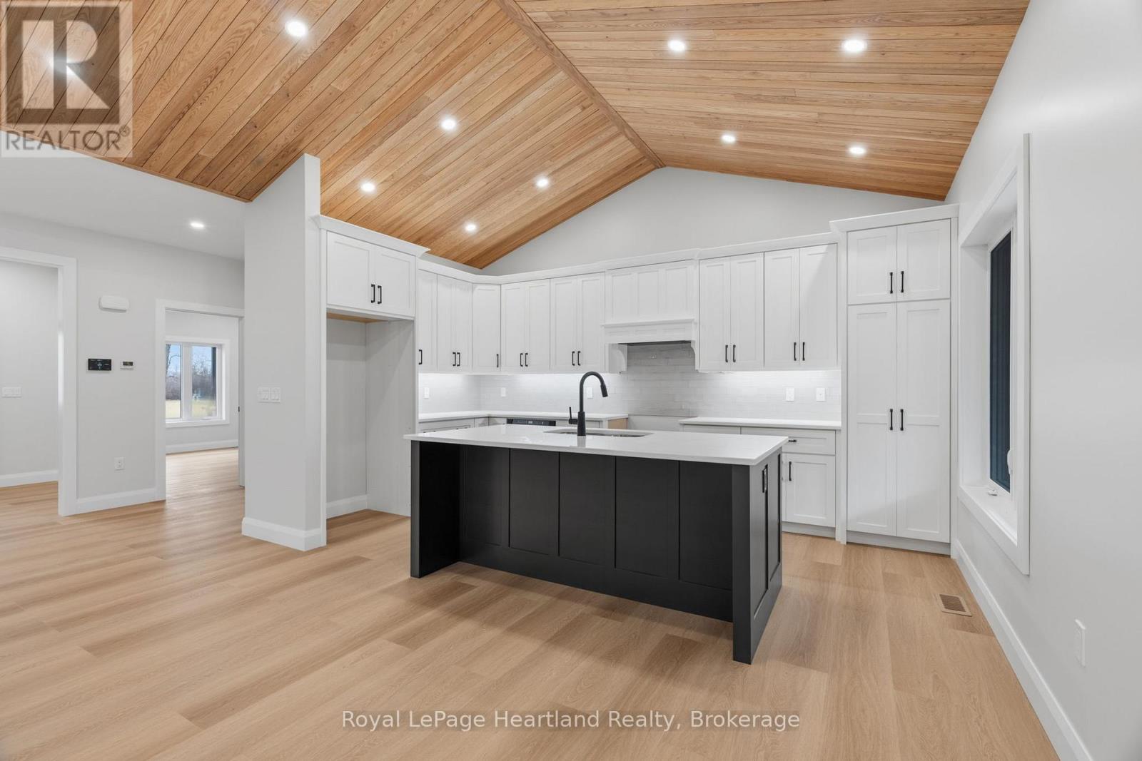 345 Turnberry Street, North Huron, Ontario  N0G 2W0 - Photo 9 - X12955900