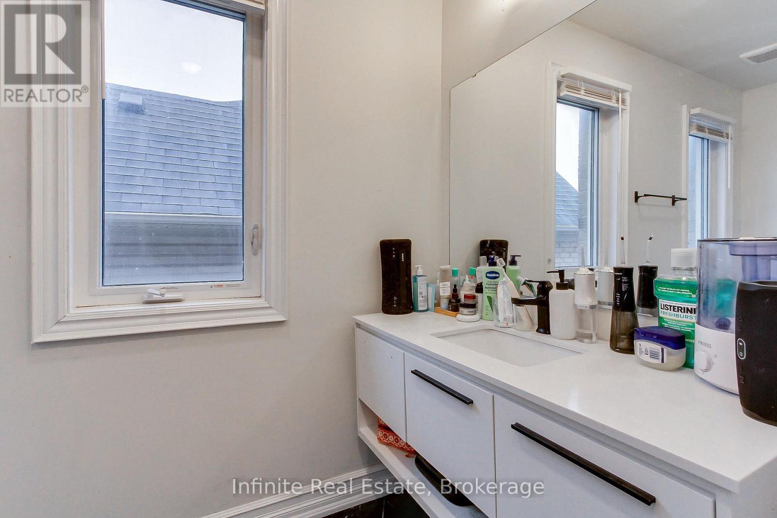 27 Selby Crescent, Bradford West Gwillimbury, Ontario  L3Z 0V4 - Photo 37 - N12859668