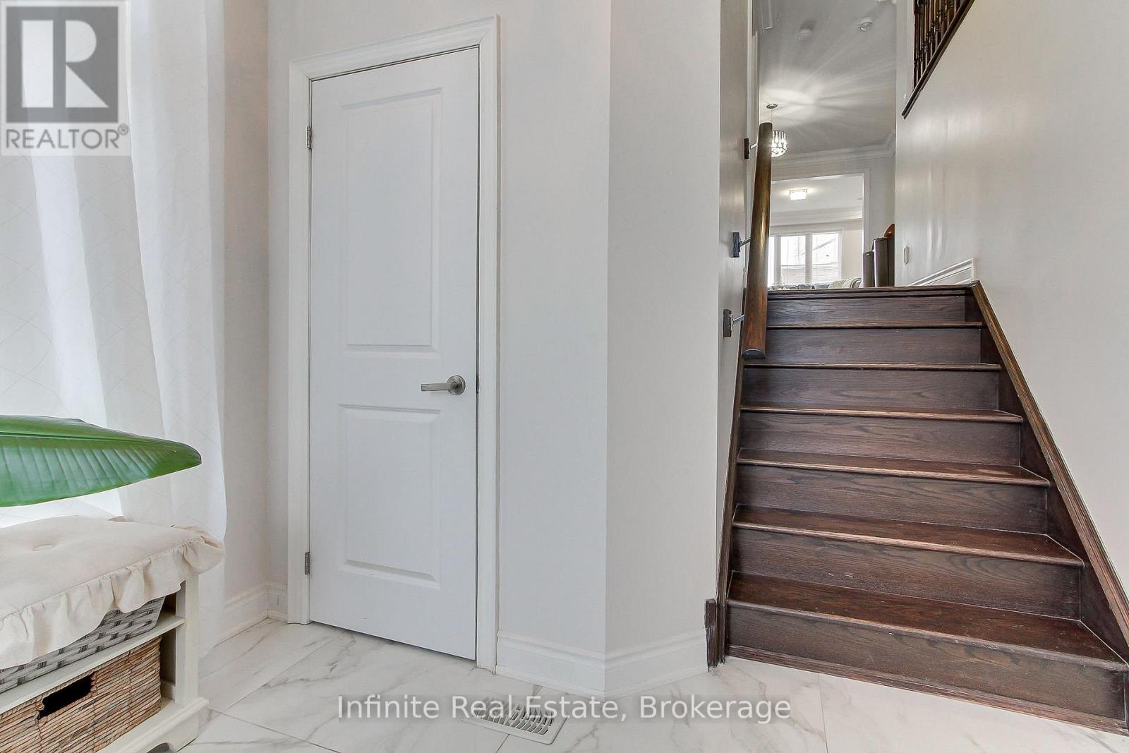 27 Selby Crescent, Bradford West Gwillimbury, Ontario  L3Z 0V4 - Photo 4 - N12859668