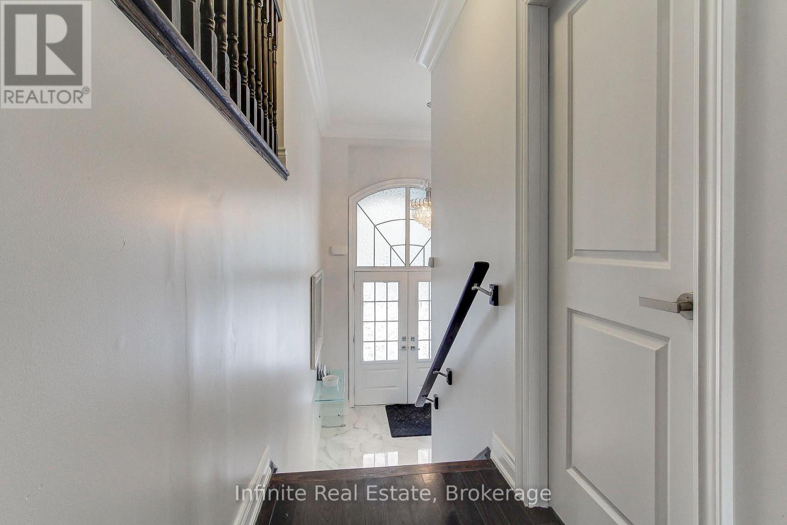 27 Selby Crescent, Bradford West Gwillimbury, Ontario  L3Z 0V4 - Photo 5 - N12859668