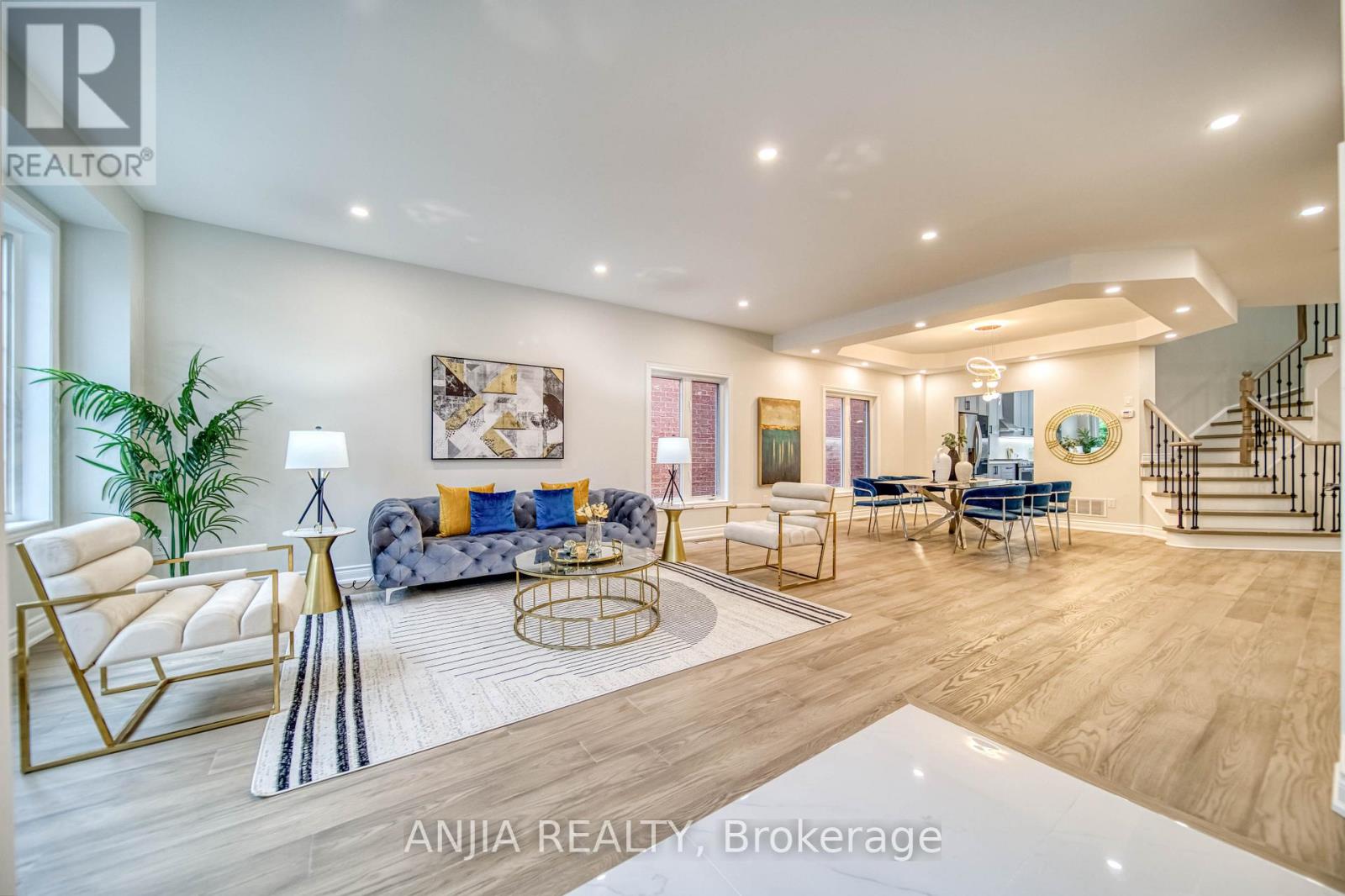 309 Tower Hill Road, Richmond Hill, Ontario  L4E 0A6 - Photo 3 - N12955922