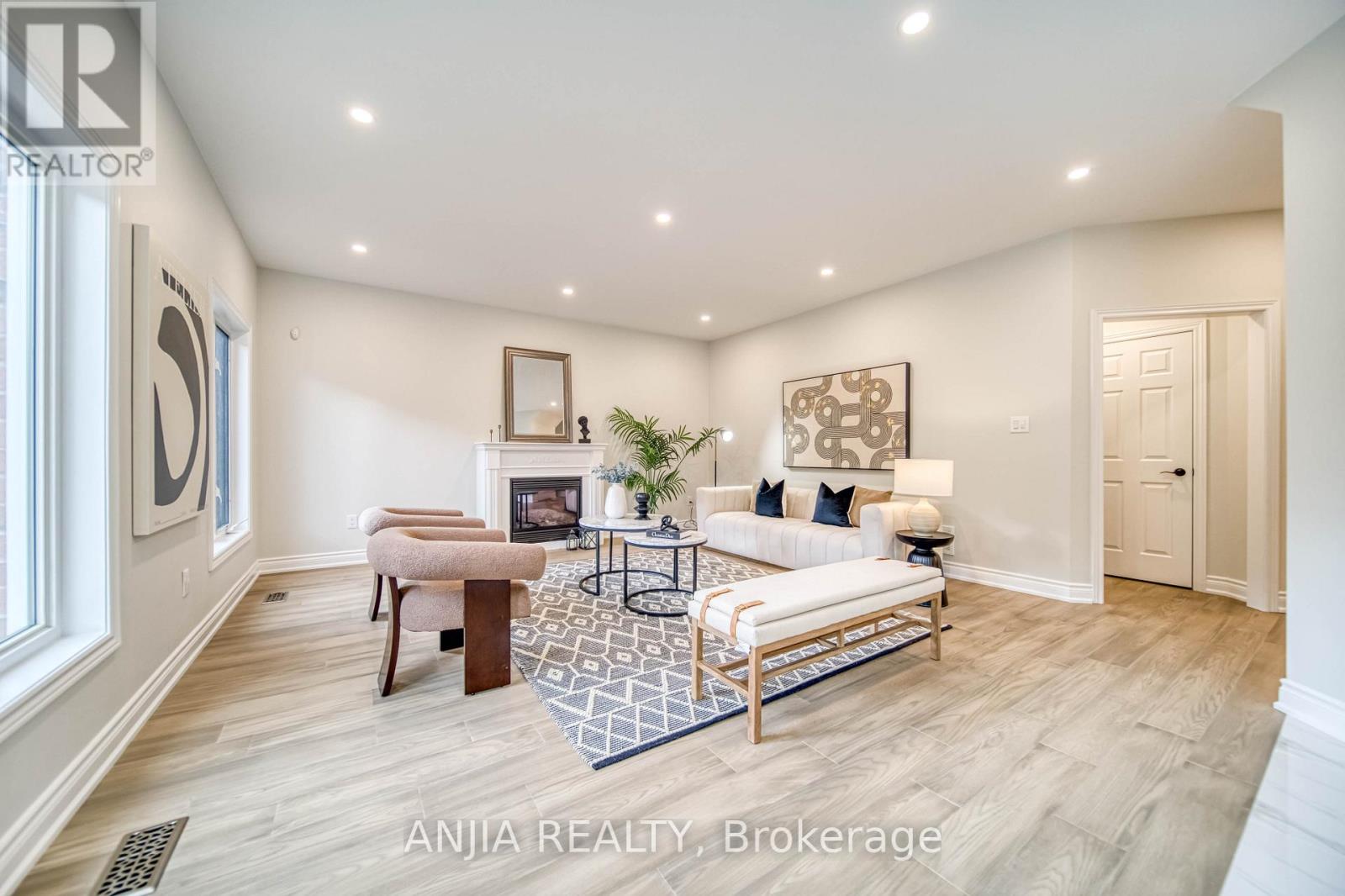 309 Tower Hill Road, Richmond Hill, Ontario  L4E 0A6 - Photo 7 - N12955922