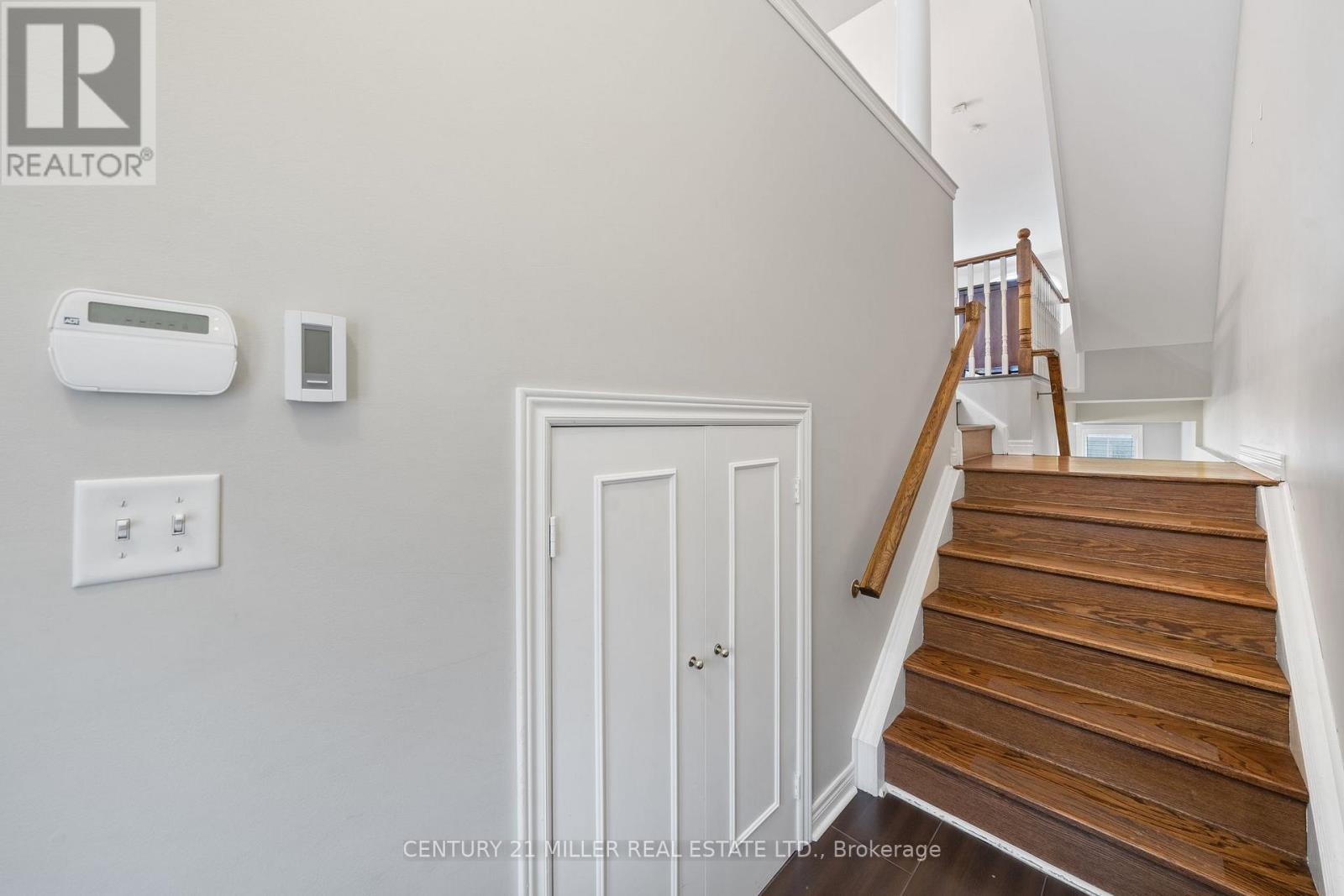 16 James Stock Path, Toronto, Ontario M8Z 6C6 - Photo 3 - W12955904