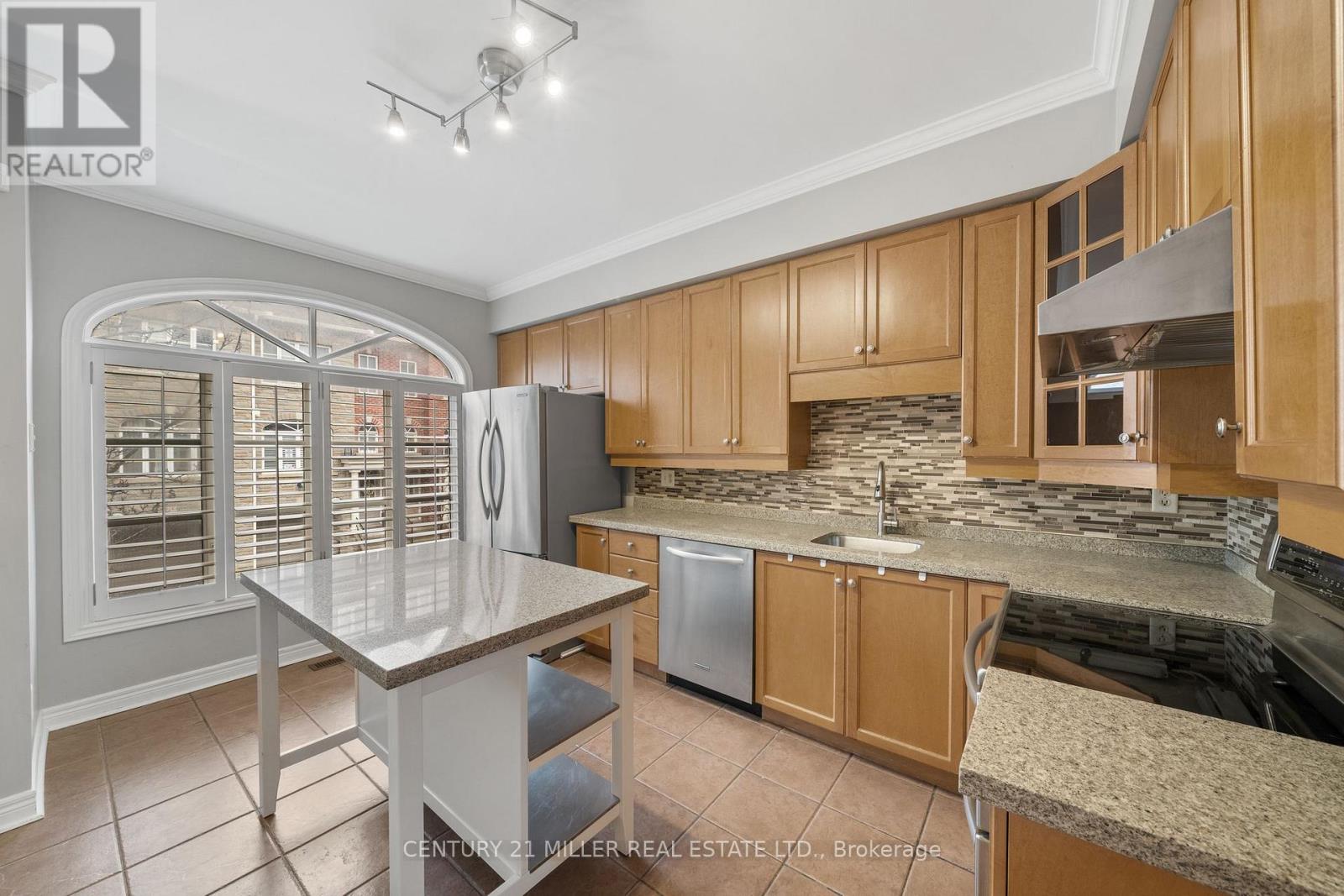 16 James Stock Path, Toronto, Ontario M8Z 6C6 - Photo 5 - W12955904