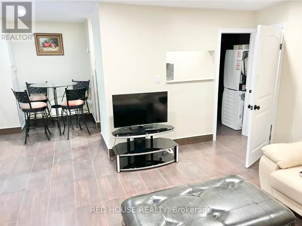 233 - 3025 Credit Crescent, Mississauga, Ontario L5C 2V3 - Photo 2 - W12955930