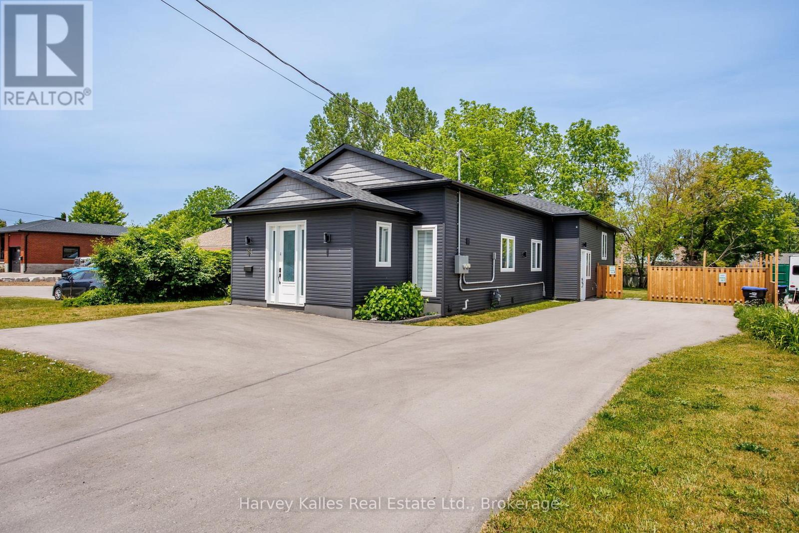 Unit A - 297 Seventh Street, Collingwood, Ontario L9Y 2B2 - Photo 2 - S12955978