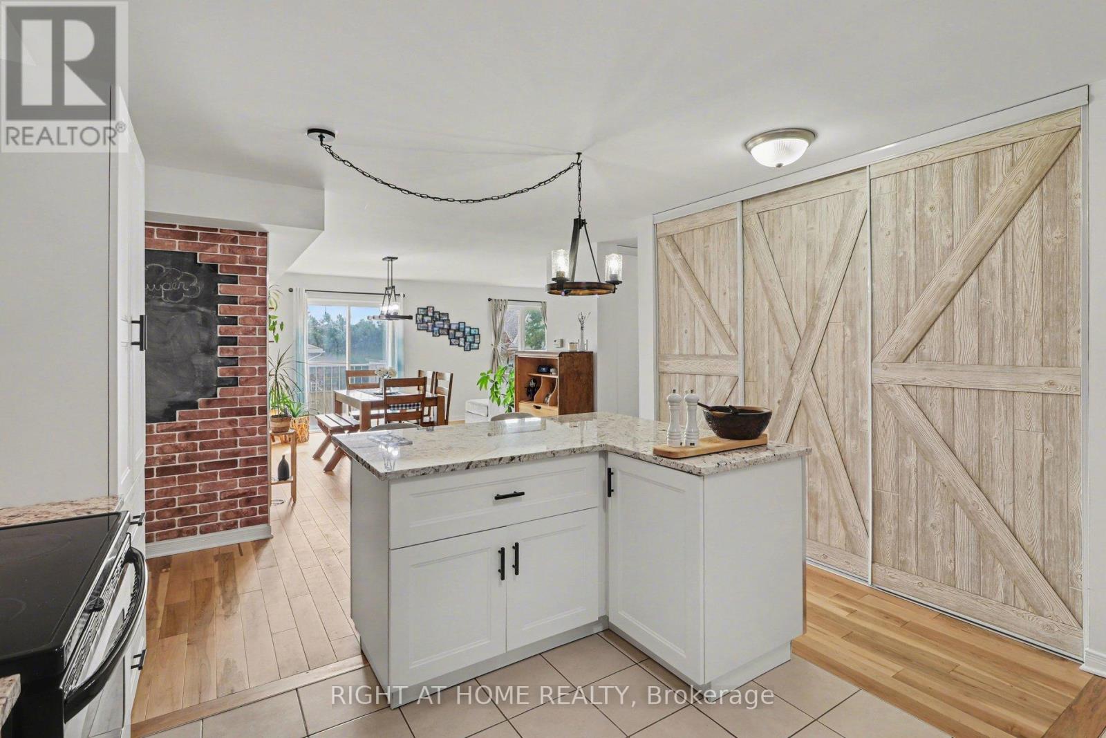 202 - 646 Cummings Avenue, Ottawa, Ontario  K1K 2K6 - Photo 10 - X12955948