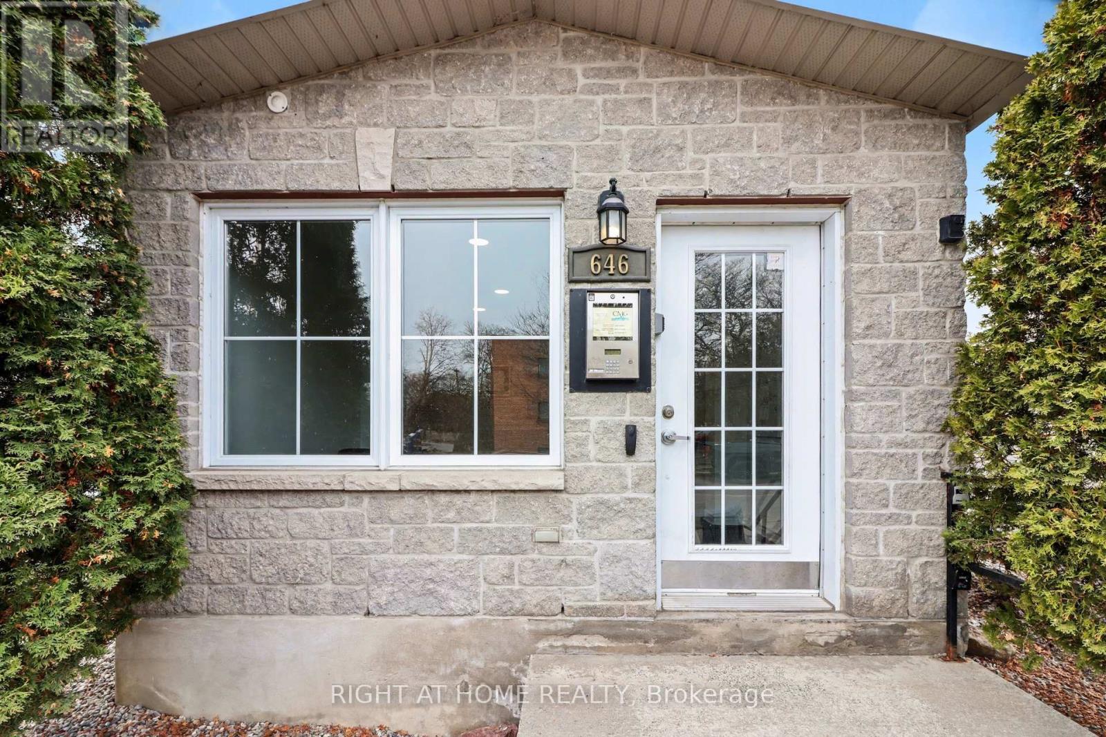 202 - 646 Cummings Avenue, Ottawa, Ontario  K1K 2K6 - Photo 4 - X12955948