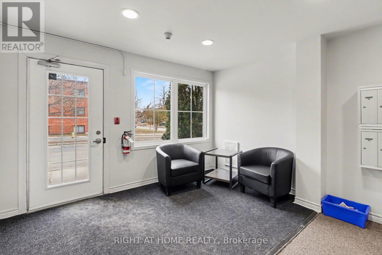 202 - 646 Cummings Avenue, Ottawa, Ontario  K1K 2K6 - Photo 5 - X12955948