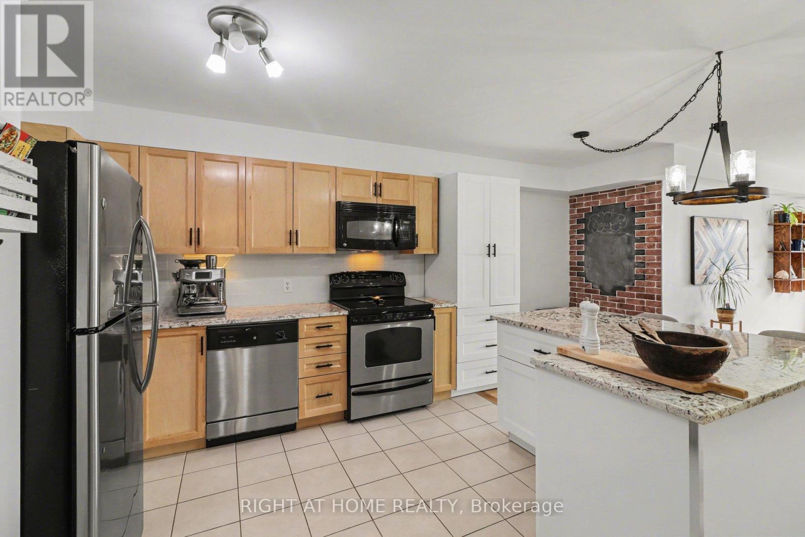 202 - 646 Cummings Avenue, Ottawa, Ontario  K1K 2K6 - Photo 9 - X12955948