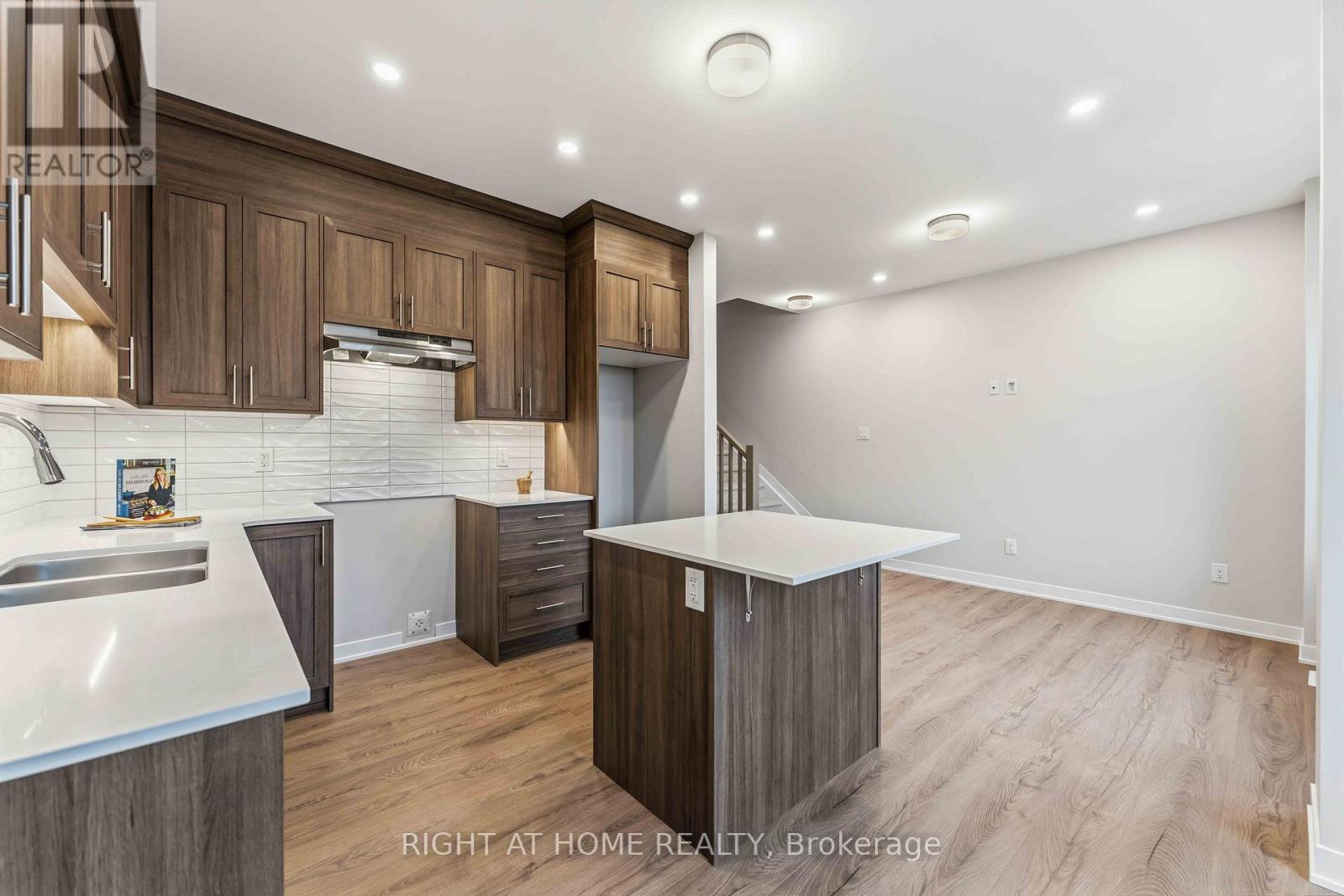 290 Les Emmerson Drive, Ottawa, Ontario  K2J 7L6 - Photo 10 - X12955982