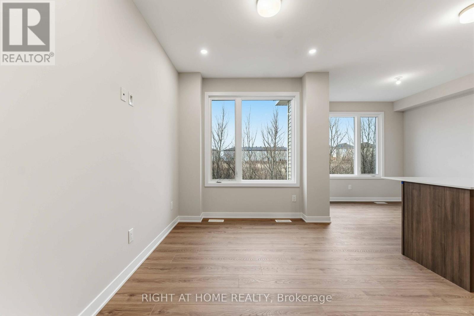 290 Les Emmerson Drive, Ottawa, Ontario  K2J 7L6 - Photo 3 - X12955982