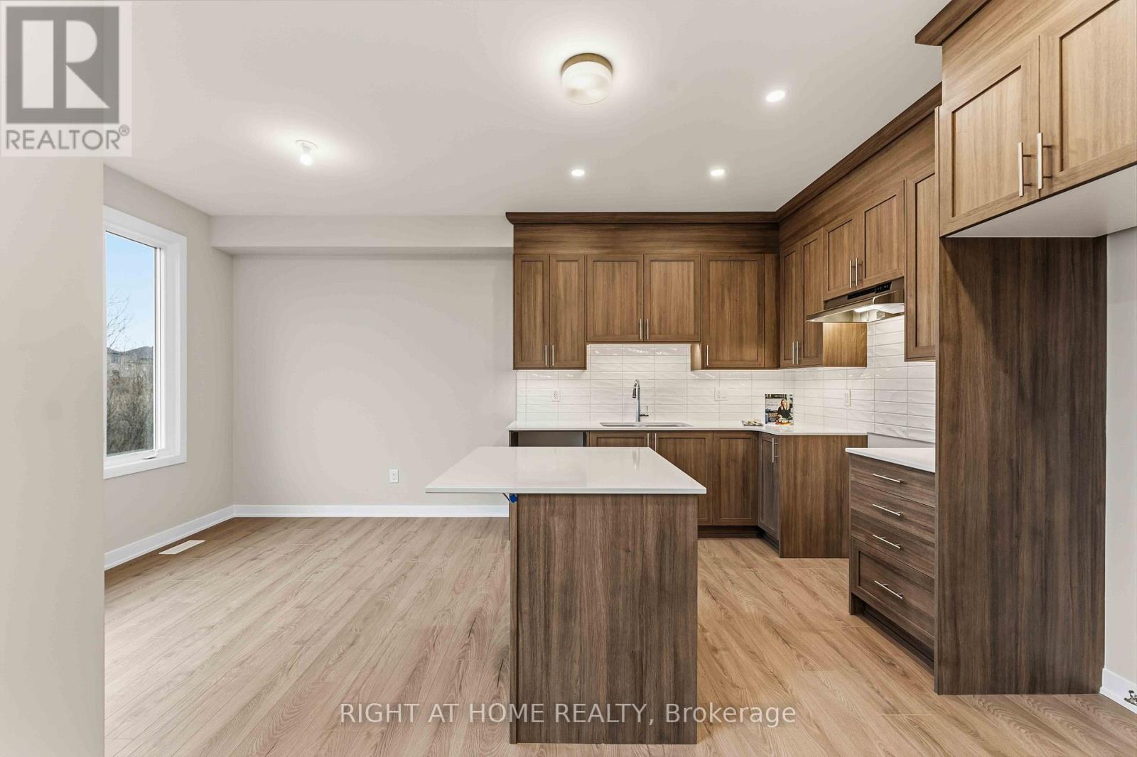 290 Les Emmerson Drive, Ottawa, Ontario  K2J 7L6 - Photo 4 - X12955982