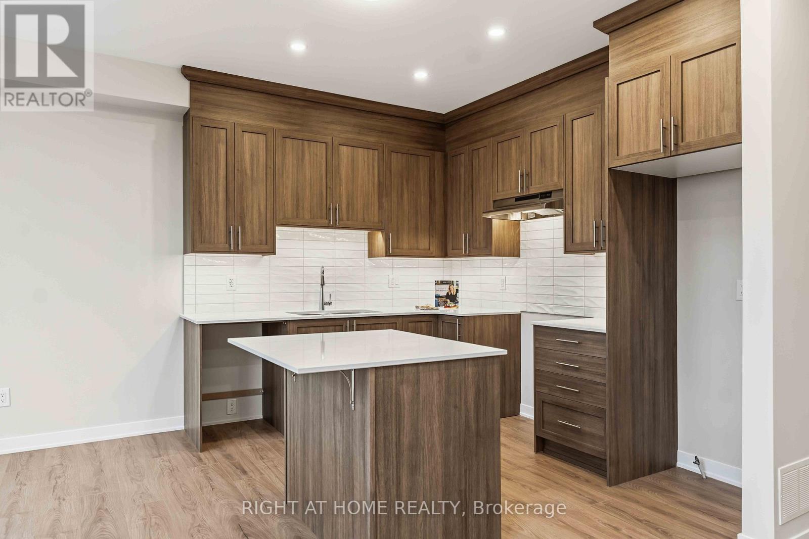 290 Les Emmerson Drive, Ottawa, Ontario  K2J 7L6 - Photo 5 - X12955982