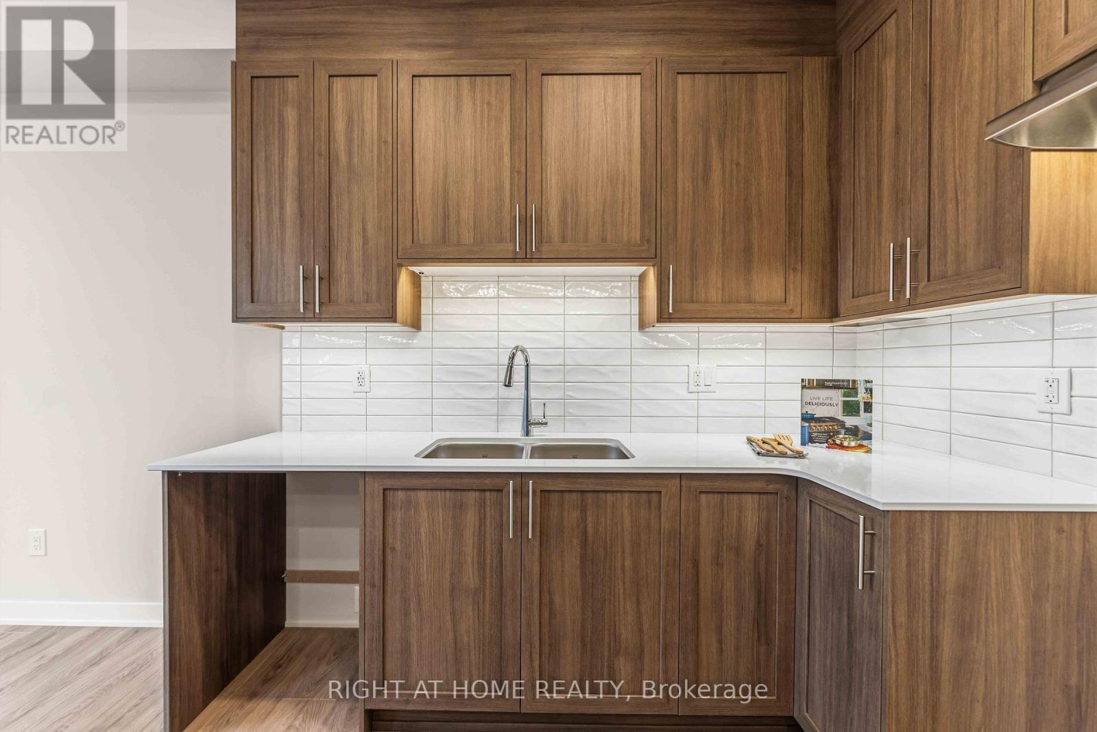 290 Les Emmerson Drive, Ottawa, Ontario  K2J 7L6 - Photo 6 - X12955982