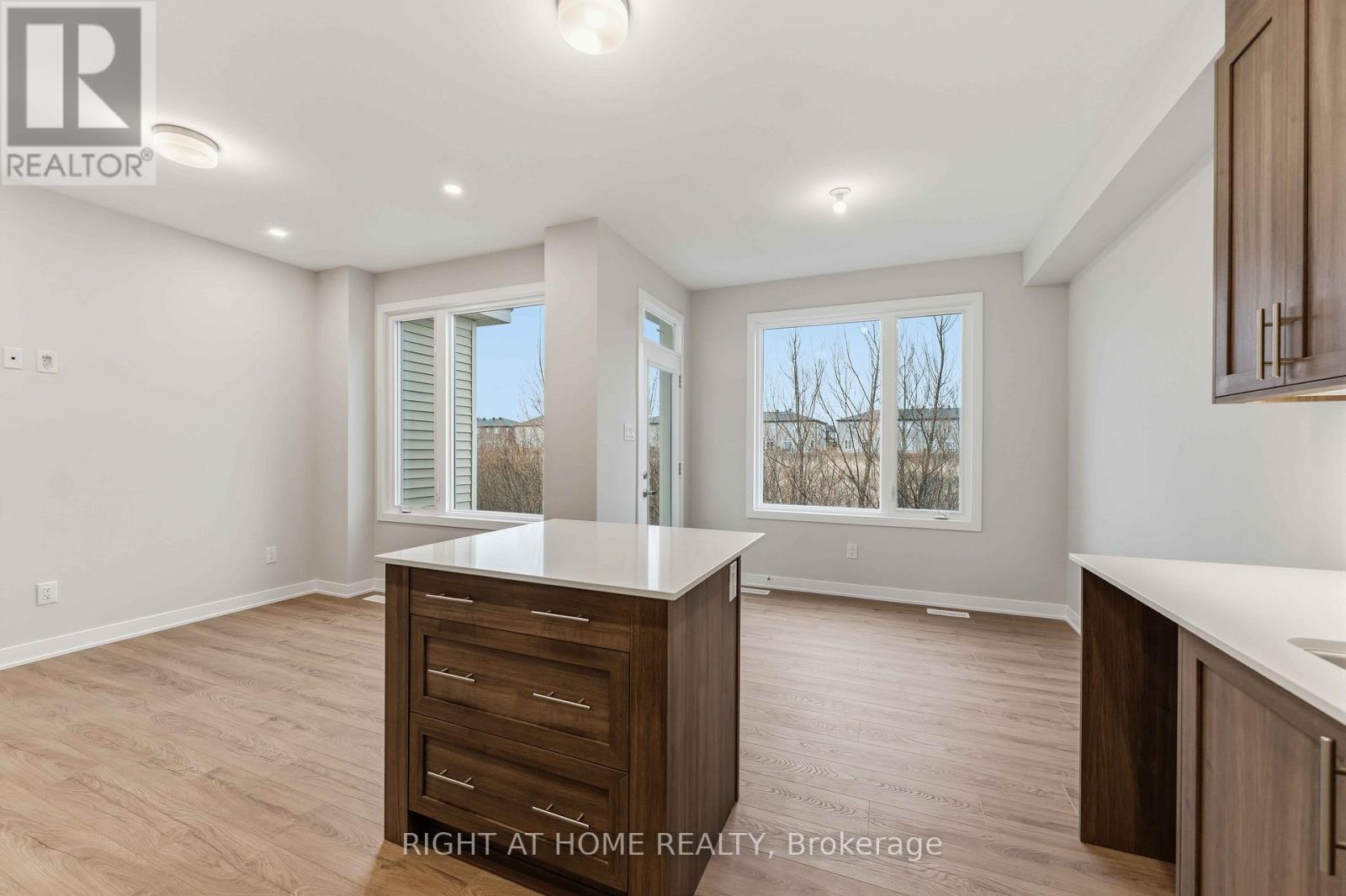 290 Les Emmerson Drive, Ottawa, Ontario  K2J 7L6 - Photo 7 - X12955982