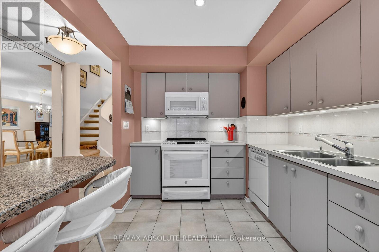 2 - 125 Springfield Road, Ottawa, Ontario  K1M 1C5 - Photo 17 - X12955990