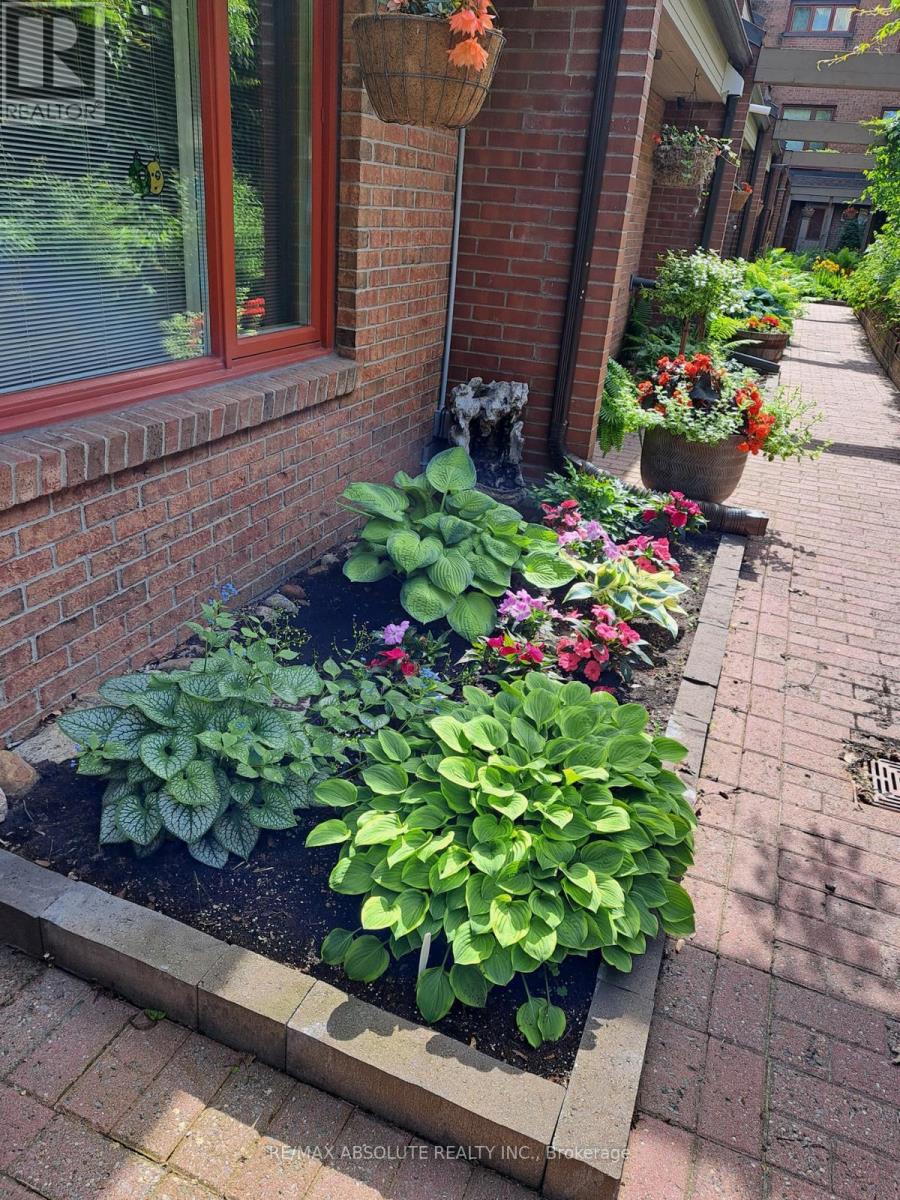 2 - 125 Springfield Road, Ottawa, Ontario  K1M 1C5 - Photo 4 - X12955990