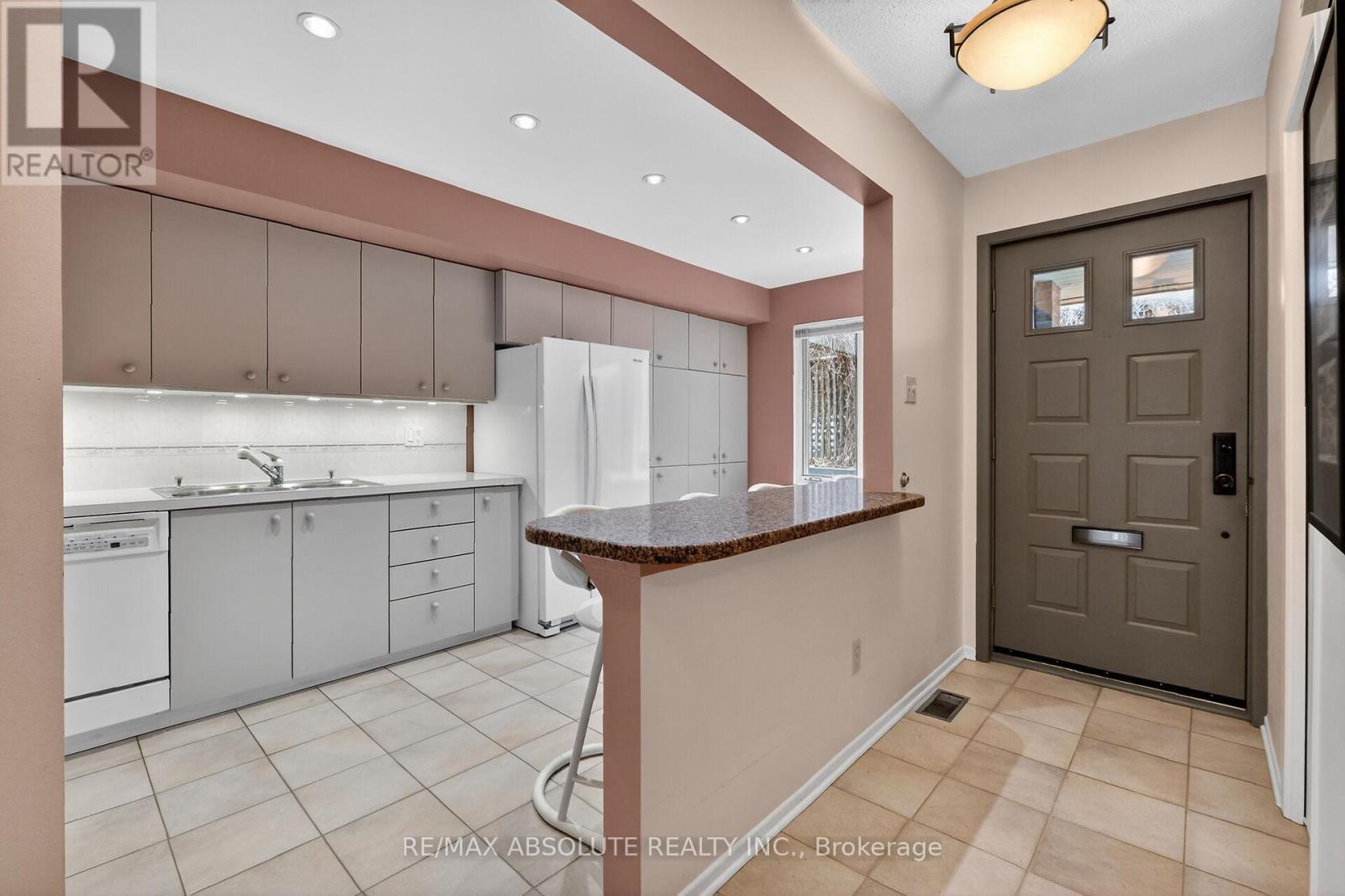 2 - 125 Springfield Road, Ottawa, Ontario  K1M 1C5 - Photo 8 - X12955990