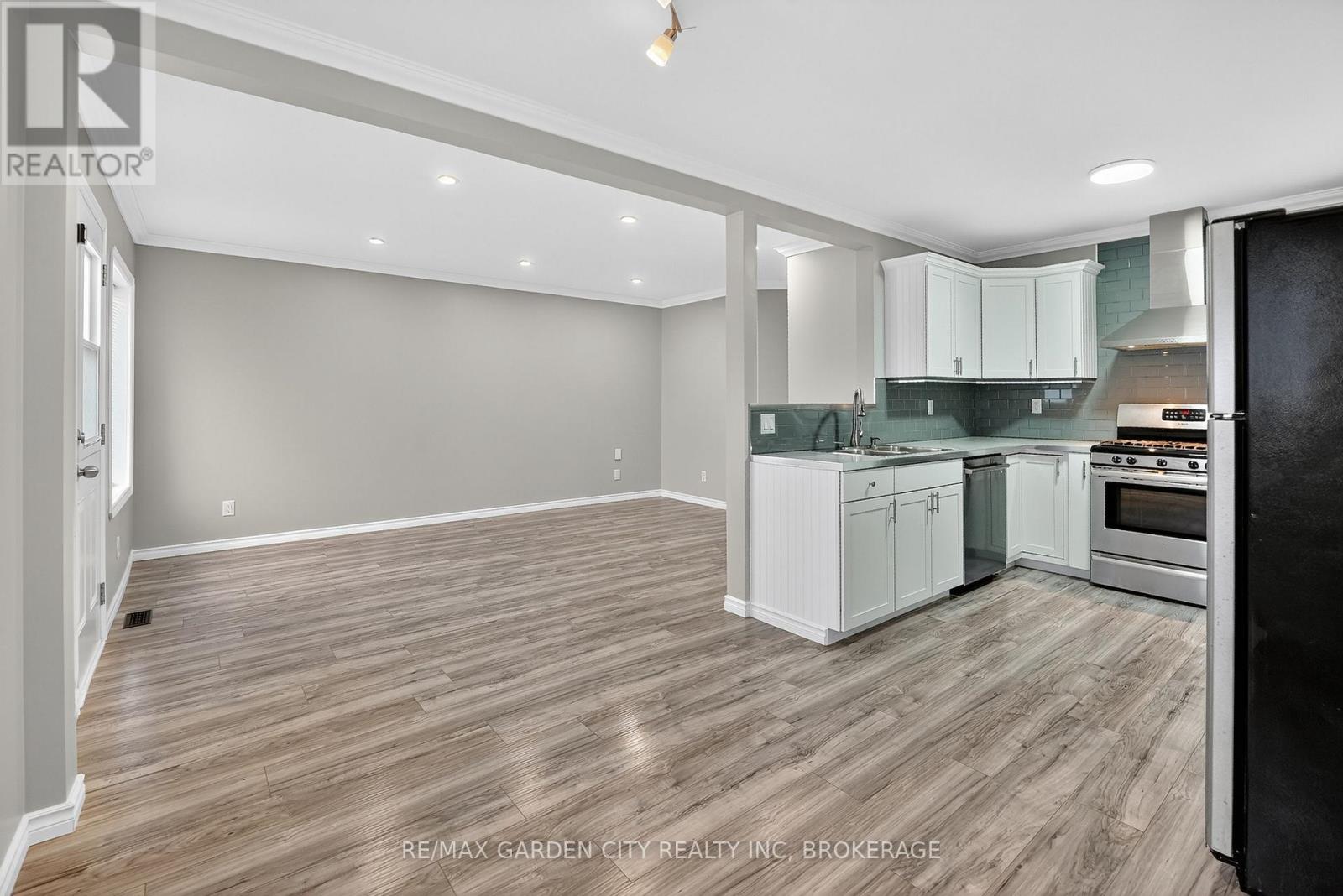 210 Wright Street, Welland, Ontario  L3B 2K3 - Photo 3 - X12956002