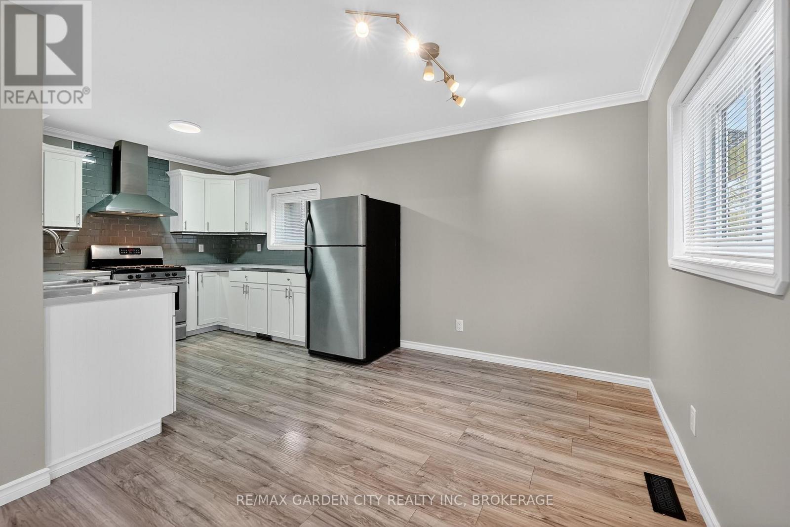 210 Wright Street, Welland, Ontario  L3B 2K3 - Photo 4 - X12956002