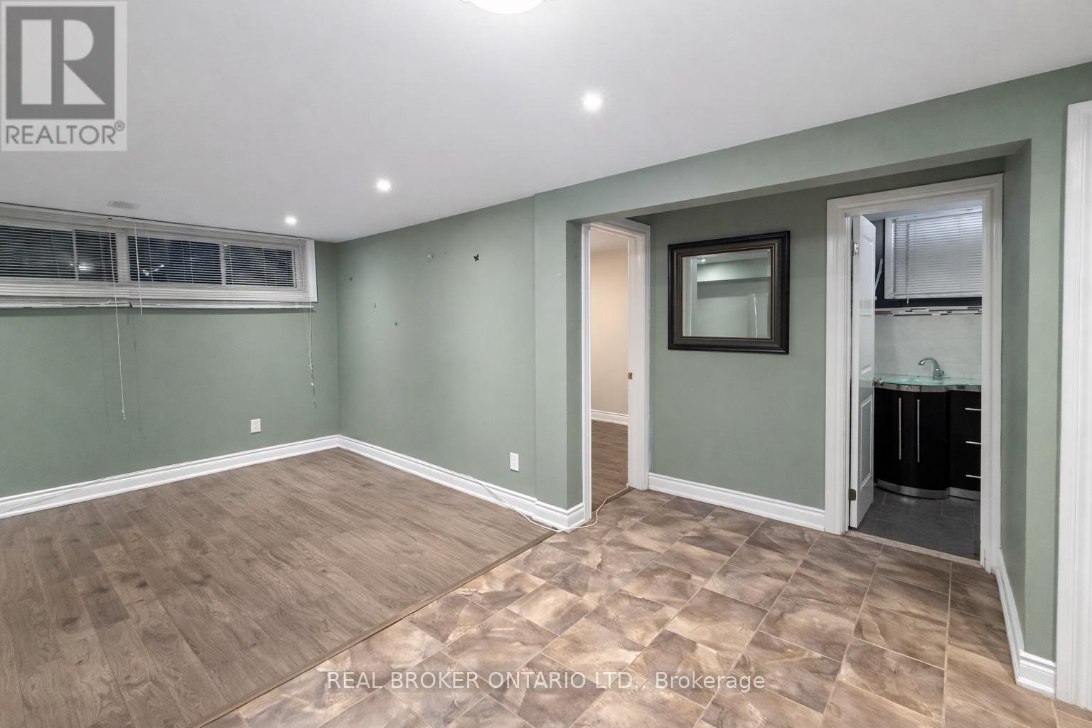 Lower 1 - 926 Flagship Drive, Mississauga, Ontario  L4Y 2J4 - Photo 2 - W12825576