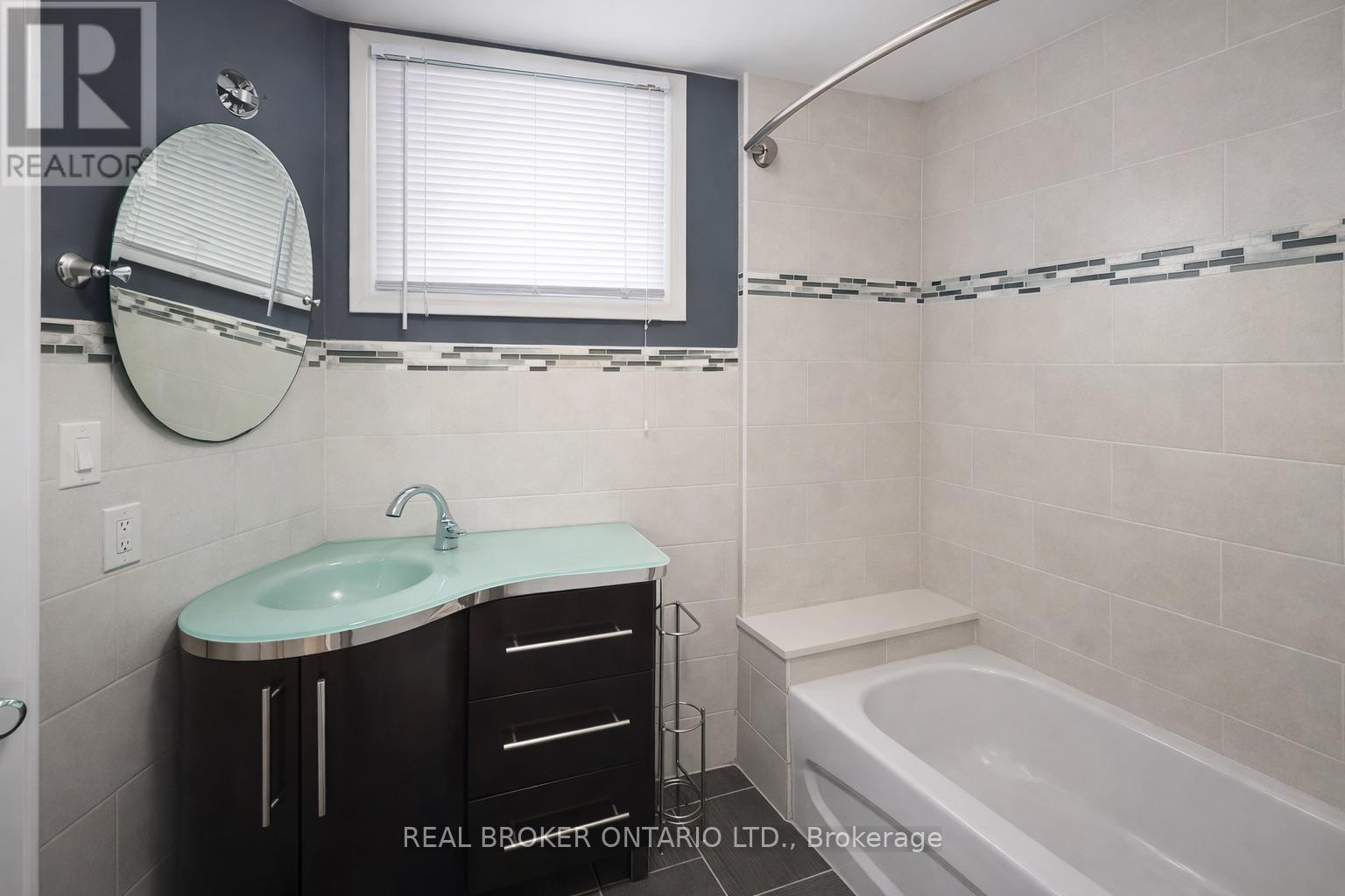 Lower 1 - 926 Flagship Drive, Mississauga, Ontario  L4Y 2J4 - Photo 9 - W12825576