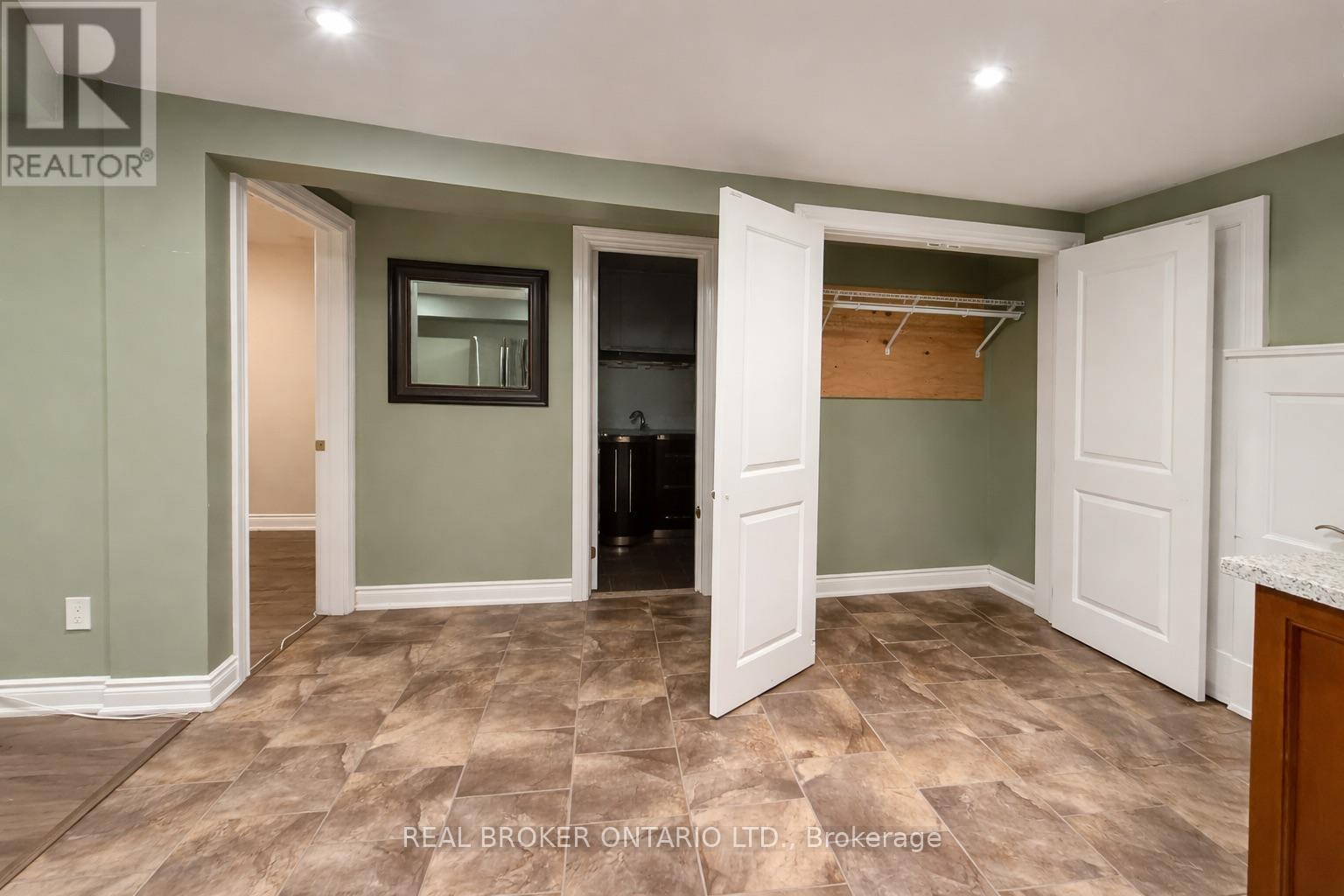 Lower 1 - 926 Flagship Drive, Mississauga, Ontario  L4Y 2J4 - Photo 7 - W12825576