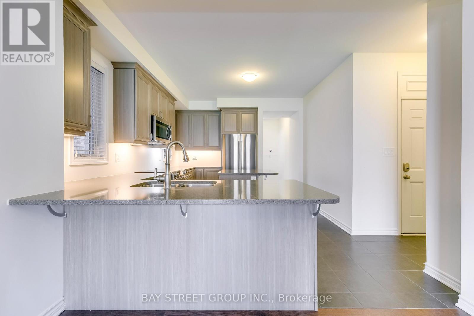 125 Hatt Court, Milton, Ontario  L9E 1G7 - Photo 10 - W12956032