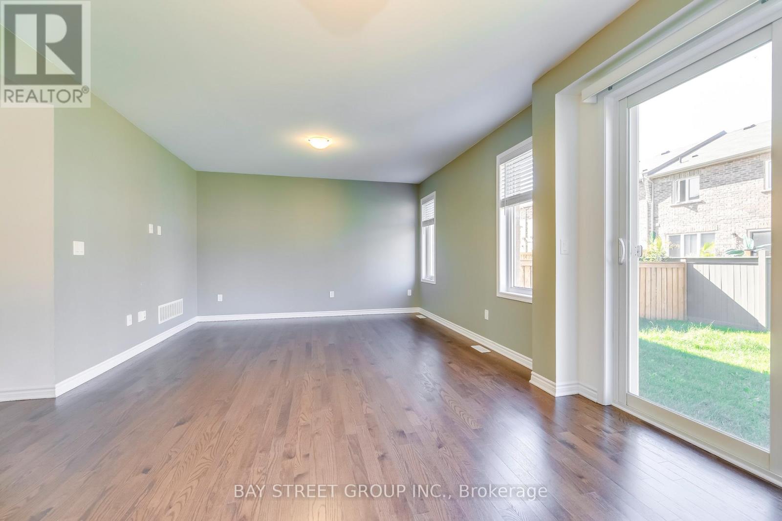 125 Hatt Court, Milton, Ontario  L9E 1G7 - Photo 13 - W12956032