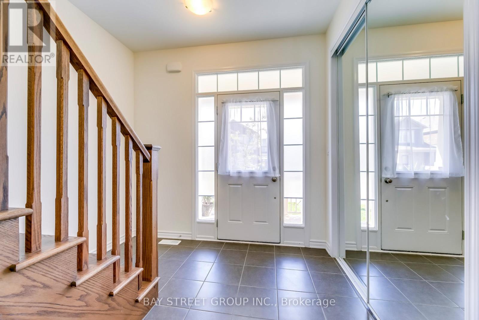 125 Hatt Court, Milton, Ontario  L9E 1G7 - Photo 3 - W12956032