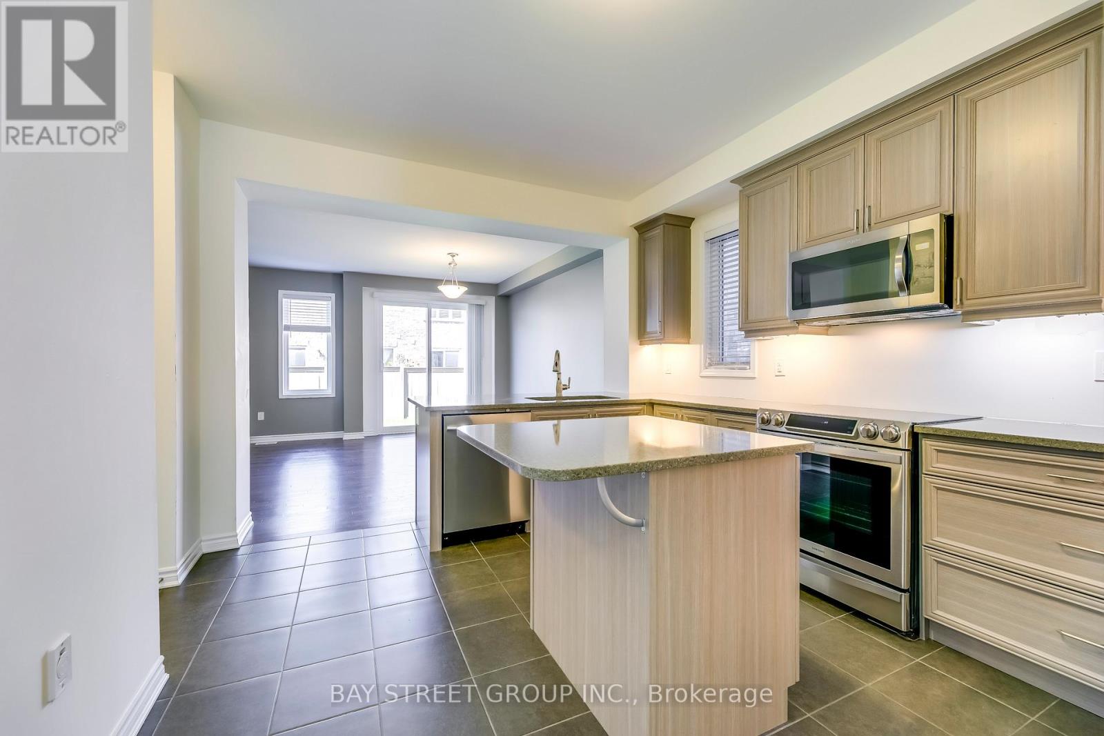 125 Hatt Court, Milton, Ontario  L9E 1G7 - Photo 4 - W12956032