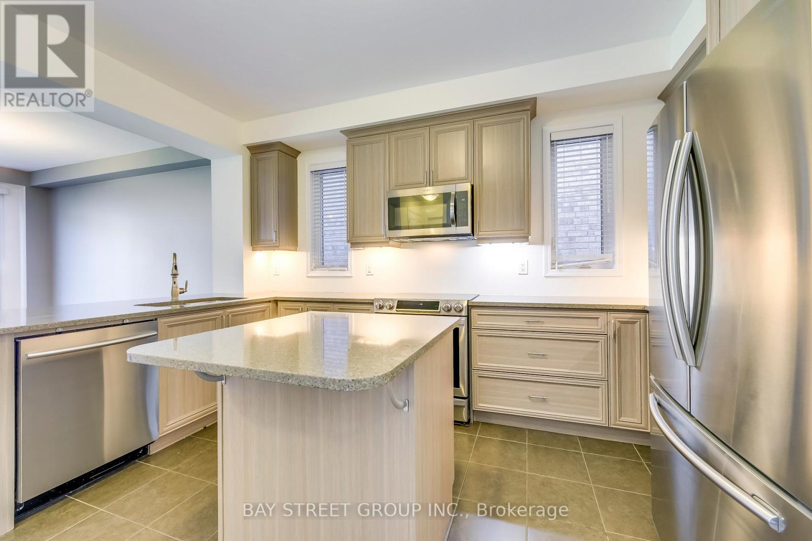 125 Hatt Court, Milton, Ontario  L9E 1G7 - Photo 5 - W12956032