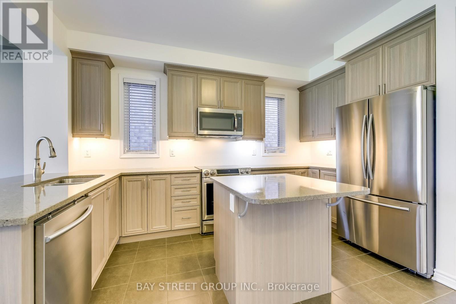 125 Hatt Court, Milton, Ontario  L9E 1G7 - Photo 6 - W12956032