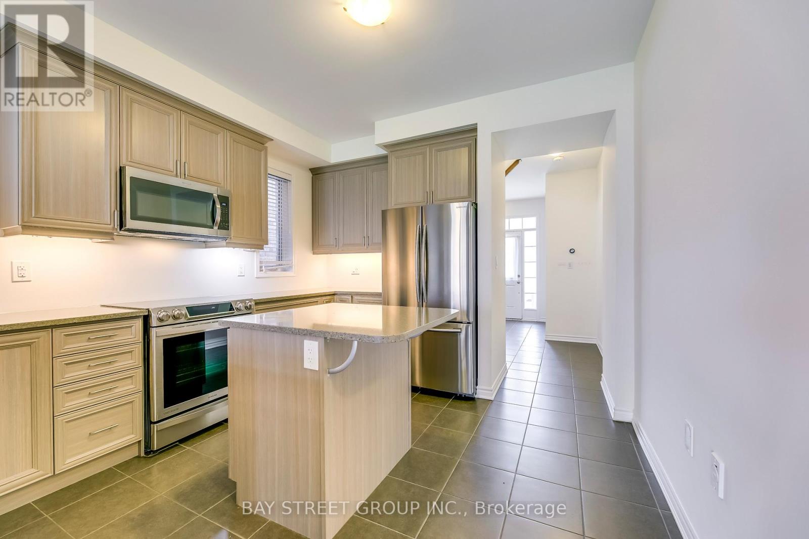 125 Hatt Court, Milton, Ontario  L9E 1G7 - Photo 7 - W12956032